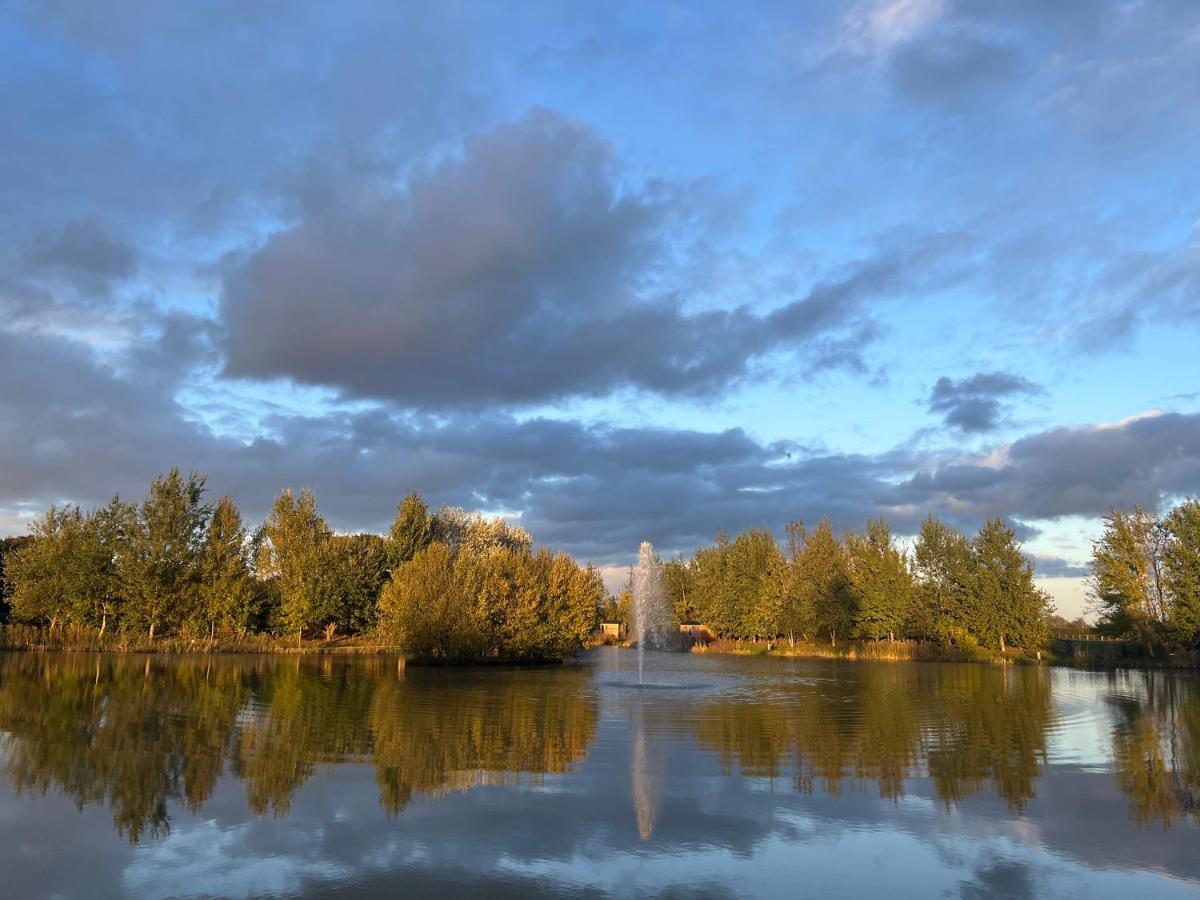 Luxury Shepherds Hut - The Moorhen By The Lake York Exterior foto