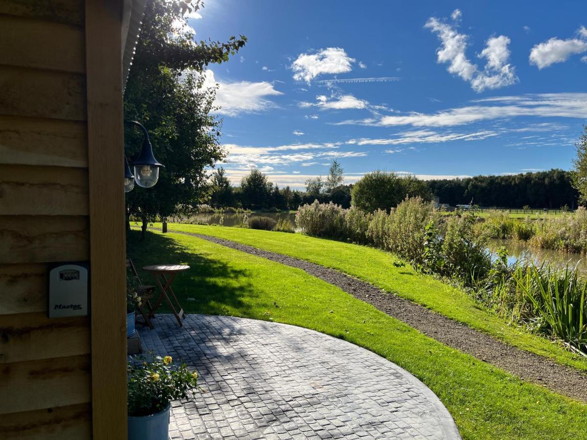 Luxury Shepherds Hut - The Moorhen By The Lake York Exterior foto