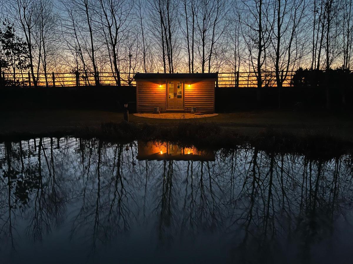 Luxury Shepherds Hut - The Moorhen By The Lake York Exterior foto